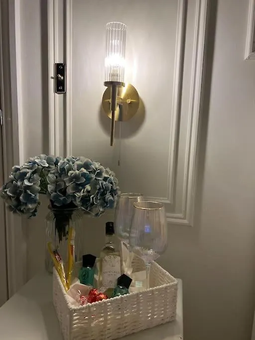 Victorian Stay In Ocean Village Southampton Apartment