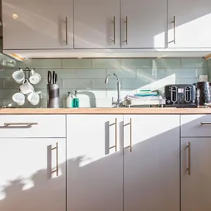  Apartment Cozy 2br Retreat | Prime Location United Kingdom